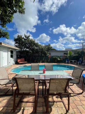 SuperVilla - 6 mins to beach - Heated Pool
